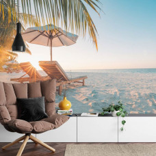 Eine tropische Fototapete mit einem malerischen Blick auf den Strand, ideal für ein Wohnzimmer.