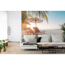 Eine atemberaubende Fototapete mit einem tropischen Sonnenuntergang über dem Meer, ideal für ein Wohnzimmer.