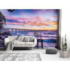 Eine Fototapete, die einen Pier bei Sonnenuntergang über dem Meer zeigt, geeignet für das Wohnzimmer.