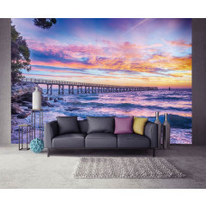 Eine Fototapete mit einem Pier bei Sonnenuntergang über dem Meer, ideal für das Wohnzimmer.