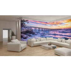 Eine Fototapete mit einem Panoramablick auf einen Pier bei Sonnenuntergang, ideal für ein geräumiges Wohnzimmer.