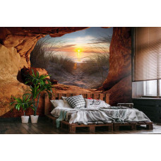 Eine Fototapete von einem Sonnenuntergang aus einer Höhle, mit Blick auf die Dünen, das Meer und den Strand im Vliesbehangstil für ein Schlafzimmer.