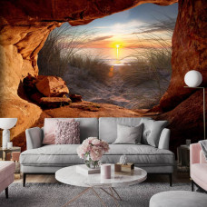 Eine Fototapete von einem Sonnenuntergang aus einer Höhle mit einem bezaubernden Blick in einem modernen Wohnzimmer.