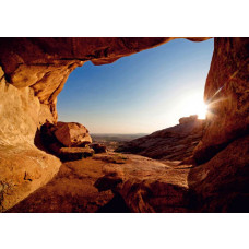 Eine 3D-Fototapete eines Sonnenuntergangs aus einer Höhle in einem Schlafzimmer.