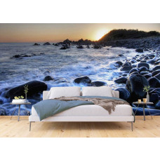 Fototapete Sonnenaufgang am Kieselstrand von Forster Zee in einem Schlafzimmer.