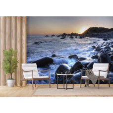 Fototapete Sonnenaufgang am Kieselstrand von Forster Zee in einem Wohnzimmer.