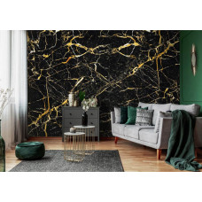 Eine Fototapete aus luxuriösem schwarzem und goldenem Marmor im industriellen Stil im Wohnzimmer.