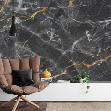 Eine Fototapete mit einer eleganten schwarzen Marmorwand in einem Wohnzimmer.