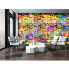 Eine Graffiti-Fototapete mit buntem Wandbild und Ziegelsteinen, die im Wohnzimmer ausgestellt ist.