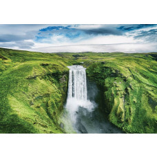 Eine Fototapete mit einem großen Wasserfall, mit Bergen und Berglandschaft in einer natürlichen Umgebung.