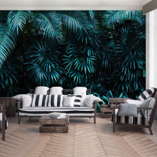 Eine Fototapete von Dschungelblättern in einem Dschungelzimmer für das Wohnzimmer.