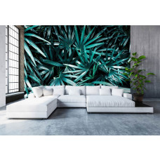 Eine Fototapete mit Dschungelblättern in einer natürlichen Umgebung für das Wohnzimmer.