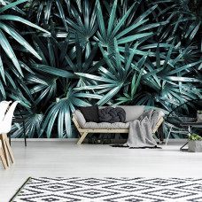 Eine Fototapete mit Dschungelblättern in einer natürlichen Umgebung für das Wohnzimmer.