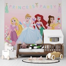Eine Fototapete mit Disney-Prinzessinnen in einer bezaubernden Umgebung, ideal für ein Babyzimmer.