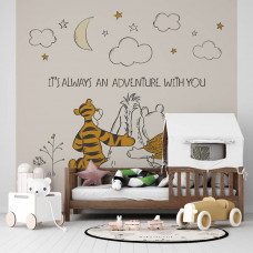 Eine Fototapete von Disneys Winnie the Pooh mit seinen Freunden in der Natur.
