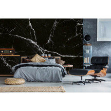 Eine Vliestapete mit abstrakten Marmor-Details, geeignet für ein zeitgenössisches Interieur.