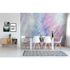 Eine Vliestapete mit einer Marmorwand im industriellen Design, perfekt für ein Wohnzimmer.