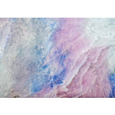 Klassische Marmorstrukturen mit industriellem Touch, mit dezenten goldenen Details.