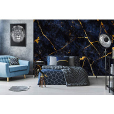 Eine grün-goldene Fototapete in Marmoroptik im Industriedesign, perfekt für ein Wohnzimmer.