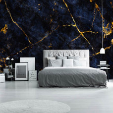 Eine industrielle Fototapete mit grünen und goldenen Marmorakzenten, geeignet für ein Wohnzimmer.