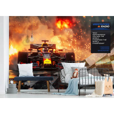 Fototapete von Max Verstappen in einem stilvollen Kinderzimmer, der in seinem Formel-1-Auto durch die Flammen über die Ziellinie fährt und Weltmeister geworden ist.