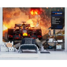 Ein Kinderzimmer mit Fototapete von Max Verstappen, der in seinem Formel-1-Auto durch die Flammen über die Ziellinie fährt und Weltmeister geworden ist.