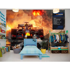 Ein Teenagerzimmer mit einer Fototapete von Max Verstappen, der in seinem Formel-1-Auto durch die Flammen über die Ziellinie fährt und Weltmeister geworden ist.