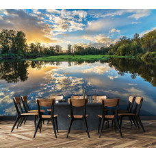 Eine Fototapete mit der Reflexion einer Landschaft am See, die in der Küche zu sehen ist.