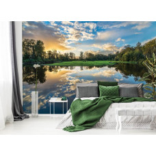 Eine Fototapete mit der Reflexion einer Landschaft am See, die im Schlafzimmer zu sehen ist.