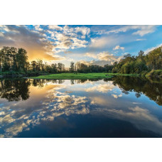 Fototapete eines Sees mit Spiegel und Reflexion der Landschaft.