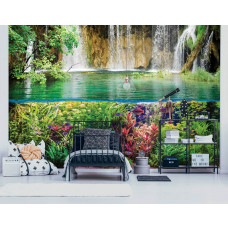 Eine verspielte Fototapete mit Fischen und einem Wasserfall in einer Unterwasserwelt, ideal für ein Kinderzimmer.