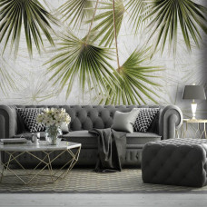 Eine Fototapete mit exotischen Dschungelpflanzen auf Beton, gedruckt auf Vliestapete, ideal für ein Wohnzimmer.