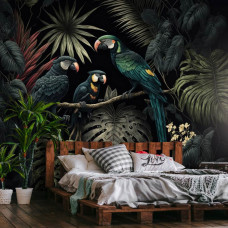 Eine Fototapete mit Papageien und üppigen Dschungelblättern in einer Schlafzimmerumgebung.