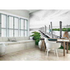 Eine Fototapete von einem Steg am See in einer Landschaft, die im Schlafzimmer zu sehen ist.