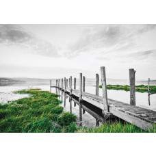 Fototapete von einem Steg am See, mit einer ruhigen Wasseroberfläche.