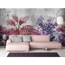 Eine Fototapete mit Pflanzen auf einer Betonwand in rot-violetten Farbtönen, zu sehen im Wohnzimmer.