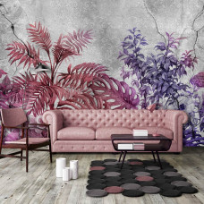 Eine Fototapete mit Pflanzen auf einer Betonwand in rot-violetten Farbtönen, zu sehen im Schlafzimmer.