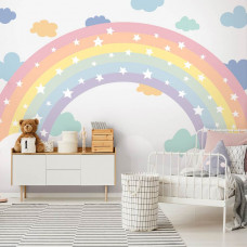 Eine Kindertapete mit einem Regenbogen, Wolken und Sternen in einem verspielten Design, ideal für ein Mädchenzimmer.