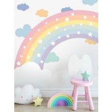 Eine Regenbogen-Fototapete mit Wolken und Sternen, geeignet für ein Spielzimmer.