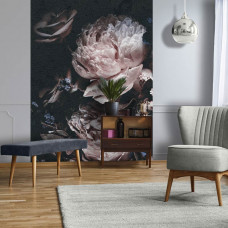 Eine romantische Fototapete mit einem Blumenstrauß aus Rosen und Pfingstrosen, zu sehen im Wohnzimmer.