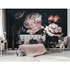 Eine romantische Fototapete mit einem Blumenstrauß aus Rosen und Pfingstrosen, zu sehen im Schlafzimmer.