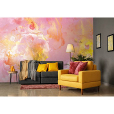 Eine Vliestapete mit rosa und goldenen Marmor-Details, perfekt für ein Wohnzimmer.
