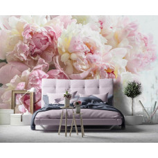 Eine Fototapete mit rosa Pfingstrosen und Rosen, zu sehen im Schlafzimmer.