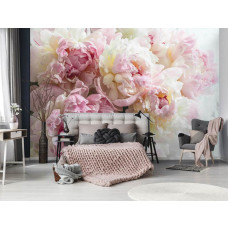 Eine Fototapete mit rosa Pfingstrosen und Rosen, zu sehen im Wohnzimmer und Wohnraum.