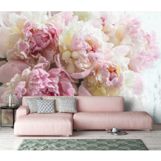 Eine Fototapete mit rosa Pfingstrosen und Rosen, zu sehen im Wohnzimmer.