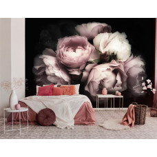 Eine Fototapete mit einem Blumenstrauß aus Rosen und Pfingstrosen im Wohnraum und Schlafzimmer.