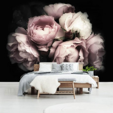 Eine Fototapete mit einem Blumenstrauß aus Rosen und Pfingstrosen im Schlafzimmer.