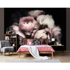 Eine Fototapete mit einem Blumenstrauß aus Rosen und Pfingstrosen im Wohnzimmer und Schlafzimmer.