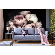 Eine Fototapete mit einem Blumenstrauß aus Rosen und Pfingstrosen im Wohnzimmer.