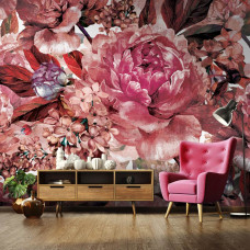 Eine Fototapete mit gemalten Blumen in rotem Kunststil, zu sehen im Wohnzimmer.